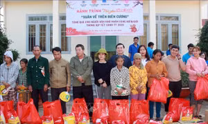 Bà con vùng biên Bình Phước đón Tết sớm