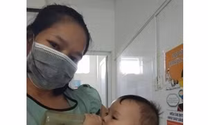 Nữ điều dưỡng F0 vừa điều trị vừa tận tình chăm sóc các bệnh nhi 