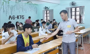 Lạng Sơn: Thầy cô đến tận nhà đưa thí sinh vượt quãng đường ngập sâu đến trường thi