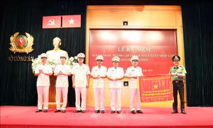 Lực lượng Quản lý xuất nhập cảnh 'Tinh thông, chuyên nghiệp, thân thiện, vì nhân dân phục vụ'