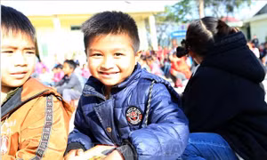 Ấm áp chương trình 'Cùng em đến trường' tại Mường Nhà, Điện Biên
