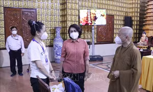 Tình nguyện viên tôn giáo hỗ trợ tuyến đầu chống dịch