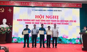 Khen thưởng người dân dũng cảm tham gia cứu 4 người trong vụ cháy ở Cầu Giấy