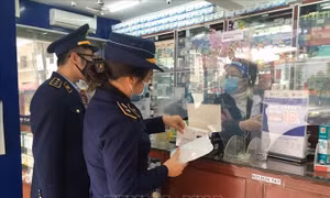 Tăng cường kiểm tra, xử phạt việc găm hàng, tăng giá bộ xét nghiệm, máy SpO2