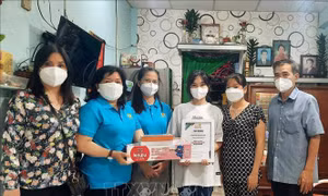 Trao tặng học bổng Nguyễn Đức Cảnh cho con công nhân hoàn cảnh khó khăn