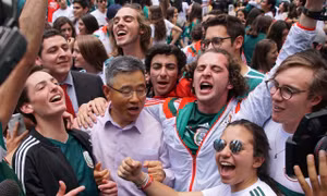  WORLD CUP 2018: Cổ động viên Mexico đổ đến Đại sứ quán Hàn Quốc ăn mừng