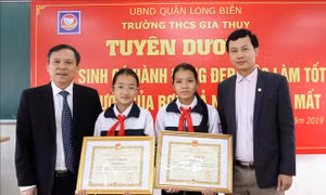 Biểu dương 2 học sinh trường THCS Gia Thuỵ nhặt được của rơi trả lại người đánh mất