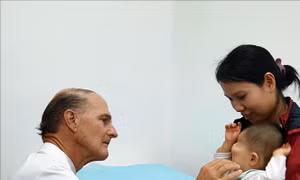 'Bàn tay vàng' McKay McKinnon mổ miễn phí cho 16 bệnh nhi nặng Việt Nam