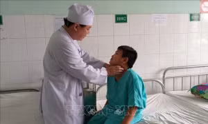 Lấy thành công xương mang cá lớn trong thực quản bé trai 10 tuổi