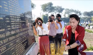 Chủ tịch Quốc hội dâng hương tưởng niệm các Anh hùng liệt sĩ tại Vĩnh Long