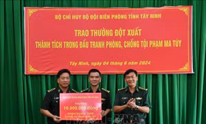 Khen thưởng lực lượng bắt vụ vận chuyển trái phép 260 gói 'nước vui' về Việt Nam