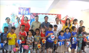 Vui 'Hội trăng rằm' cùng con em cộng đồng người Việt tại Campuchia