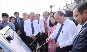 Thủ tướng Nguyễn Xuân Phúc làm việc tại Cảng Quốc tế Long An