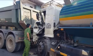 Xe bồn tông liên tiếp vào xe khách và xe đầu kéo đang dừng đèn đỏ