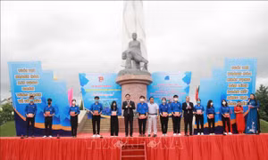 Tuổi trẻ Khánh Hòa trao tặng 3 công trình măng non cho huyện đảo Trường Sa
