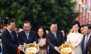 Chủ tịch nước cùng kiều bào dâng hương, thả cá tại Bến Nhà Rồng