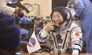 Tỷ phú Nhật Bản Yusaku Maezawa trở về Trái Đất sau chuyến du lịch vũ trụ
