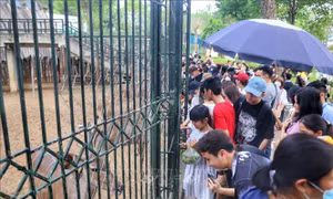 Công viên Thủ Lệ 'hút' du khách dịp nghỉ lễ