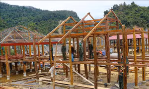 Những ngôi nhà ấm tình quân dân nơi vùng lũ Mường Pồn