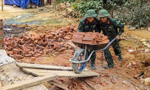 Ấm tình quân dân nơi vùng lũ Mường Pồn