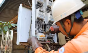 Vượt khó khăn, nỗ lực cấp điện trở lại sau bão lũ