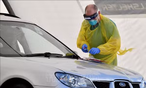 Một học sinh Australia mắc COVID-19 giữa tranh cãi về việc học sinh đi học