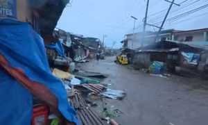 Video bão Bualoi quét qua Philippines gây hậu quả nặng nề