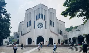 Theo dòng người đến Nhà thờ Baclaran ở Manila