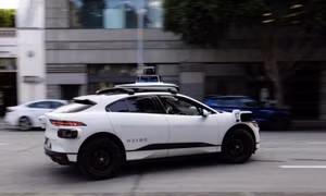 Mỹ tăng tốc cuộc đua xe tự hành với mạng lưới robotaxi mở rộng