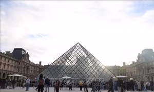 Pháp triệt phá đường dây gian lận vé 10 triệu euro tại Bảo tàng Louvre
