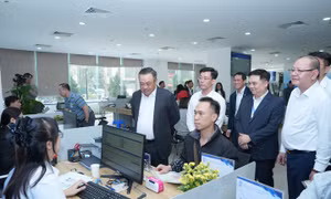 Chủ tịch UBND TP Hà Nội Trần Sỹ Thanh kiểm tra công tác giải quyết thủ tục hành chính tại Trung tâm Phục vụ hành chính công.