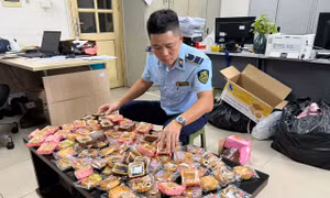 Lực lượng Quản lý thị trường Hà Nội khuyến cáo người dân thận trọng khi mua hàng dịp Tết Trung thu