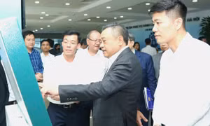 Chủ tịch UBND TP Hà Nội Trần Sỹ Thanh kiểm tra quy trình nộp hồ sơ trực tuyến dịch vụ công. Ảnh: Quang Phong