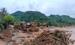 Mưa lũ lớn, nhiều bản làng biên giới Nghệ An bị cô lập