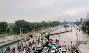 Khu vực Aeon Long Biên bị ngập vào chiều tối ngày 31/7.