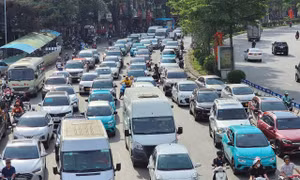 Sau kỳ nghỉ lễ dài ngày, chiều 4/5, người dân từ nhiều tỉnh thành trở về Hà Nội khiến các tuyến đường vành đai, hướng tâm bị ùn tắc cục bộ