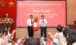 Ông Nguyễn Quang Hiếu nhận quyết định làm Giám đốc Sở Nội Vụ Hà Nội.