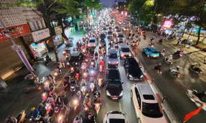 'Lô cốt' rộng gần 100 m2 trên đường Nguyễn Trãi gây ùn tắc hàng loạt tuyến phố