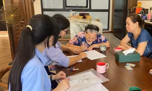 Cán bộ Trung tâm phục vụ hành chính công Hà Nội hỗ trợ người yếu thế làm thủ tục tại nhà.