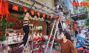 Hộ kinh doanh trên phố Hàng Mã tự tháo dỡ phần mái che, mái vẩy lấn ra ngoài vỉa hè.