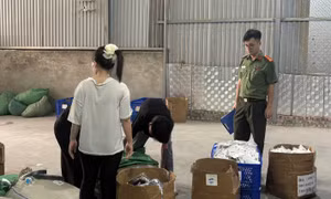 Lực lượng chức năng kiểm tra tại cơ sở.