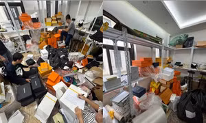 Lực lượng chức năng kiểm tra số hàng hóa có dấu hiệu giả mạo nhãn hiệu tại địa điểm kinh doanh.