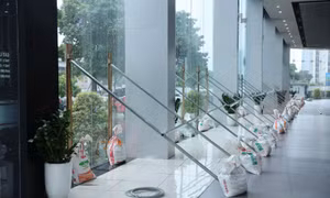 Chủ tịch Hà Nội yêu cầu UBND các phường, xã phải triển khai các biên pháp bảo vệ nhà cửa, kho tàng, trụ sở cơ quan.