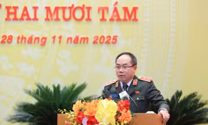 Trung tướng Nguyễn Thanh Tùng - Giám đốc Công an TP Hà Nội - trình bày tờ trình dự thảo nghị quyết.