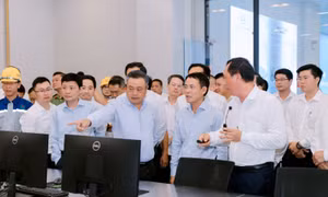Chủ tịch UBND TP Hà Nội cùng đại biểu xem xét quy trình hoạt động nhà máy điện rác Seraphin.