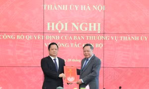 Ông Vũ Minh Tuấn nhận quyết định của Ban Thường vụ Thành ủy Hà Nội.