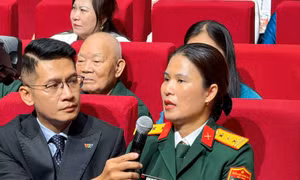 Nữ Thượng tá Đặng Thị Bích Trang chia sẻ tại hội nghị.
