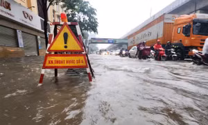 Đường phố Hà Nội bị ngập lụt trong cơn mưa cuối tháng 8/2025.
