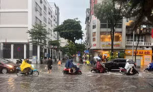 Tuyến phố Quang Trung bị ngập úng vào chiều tối ngày 9/7.