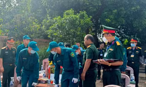 Trang trọng thực hiện quy trình khai quật, đưa hài cốt liệt sĩ chưa xác định danh tính về khu vực lấy mẫu sinh phẩm. Ảnh: Mai Hoa